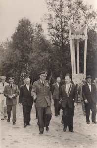 242064 Het bezoek van Generaal Maxwel Taylor aan het Joe Mann monument, 08-1957