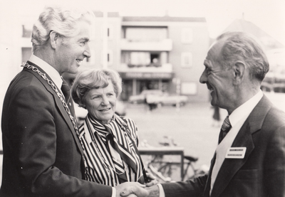 242079 Bevrijdingsherdenking : het ontvangen van oud strijders door Burgemeester J. de Leeuw en echtgenote, 1978