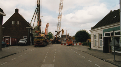 242173 Het voorbereiden van de aanleg van het verdiepte spoor : het slopen van de overweg Hoofdstraat/ Oirschotseweg, 05-1998
