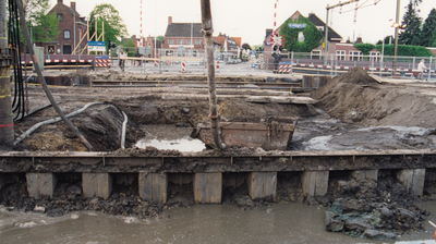 242174 Het voorbereiden van de aanleg van het verdiepte spoor : het slopen van de overweg Hoofdstraat/ Oirschotseweg, 05-1998