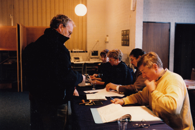 242242 Stemmen in het stembureau in de Bernardusschool bij Gemeenteraadsverkiezingen, 06-1994