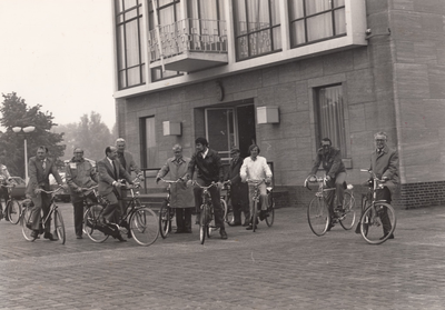 242245 Het inspecteren per fiets van de toestand van de wegen door de leden van de gemeenteraad, 1979