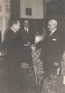 242274 Het afscheid nemen van L. Rooijakkers als directeur Gemeente Werken, 1964