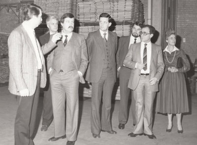 242358 Leden van het gemeentebestuur bij hun bezoek aan Meubelfabriek Garant, 1986