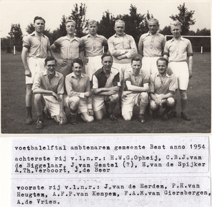 242418 Voetballers van het ambtenaren-voetbalelftal van de gemeente Best, 1954