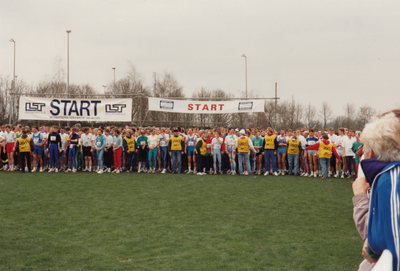 242424 Start van de Nationale kampioenschap veldlopen voor Gemeente-ambtenaren met deelnemers uit Best, 1992