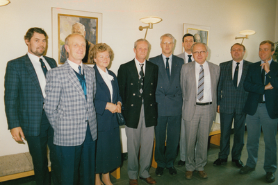 242430 Theo Appeldoorn met Burgemeester en Wethouders en broer ees, 19-03-1985