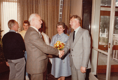 242466 P. v.d. Palen feliciteert Wim van Knapen, 10-05-1983