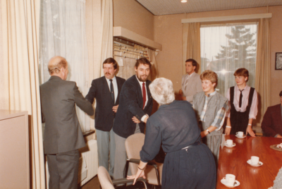 242486 H. Overbeek: wethouders G.J. Swinkels en J.v. Beerendonk feliciteren de familie Overbeek, 01-10-1984