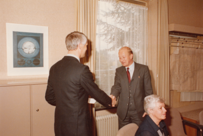 242487 H. Overbeek: Burgemeester J. de Widt feliciteert de jubilaris, 01-10-1984