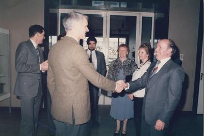 242499 Burgemeester J. de Widt feliciteert Jan van Tillaart, 15-09-1987
