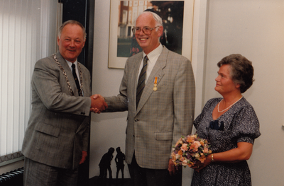 242558 G. Beekman: Burgemeester P. Mangelmans feliciteert het echtpaar, 30-06-1992
