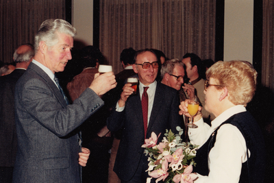 242603 A. van Kempen: Burgemeester J. de Leeuw toast met de heer en mevrouw van Kempen, 26/01/1983