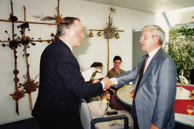 242606 W. Korting: Burgemeester P. Mangelmans feliciteert de heer Korting, 18/09/1990