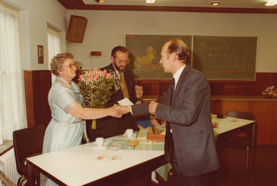 242608 Marinus de Kroon: Wethouder A. van Geffen feliciteert de heer en mevrouw de Kroon, 29/06/1979