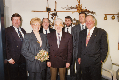 242610 T. de Kroon: de heer de Kroon en echtgenote samen met de Burgemeester en Wethouders, 10/1992