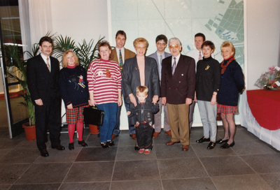 242611 T. Kroon: de heer Kroon en echtgenote, met hun kinderen en kleinkinderen, 10/1992