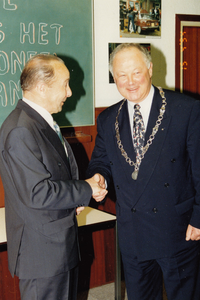 242612 Burgemeester P. Mangelmans feliciteert de heer Ad Leijtens, 06/04/1994