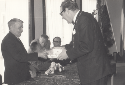242615 Janus Merks: Loco-burgemeester J. Bierings feliciteert en overhandigt een geschenk aan de heer Merks , 29/04/1968