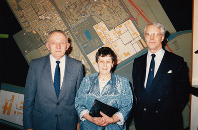 242617 De heer en mevrouw Onland met burgemeester J. de Widt, 05/1988