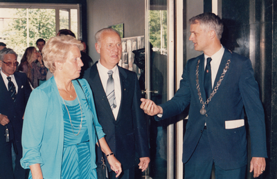 242621 Burgemeester J. de Widt ontvangt de heer en mevrouw van der Palen, 01/07/1985