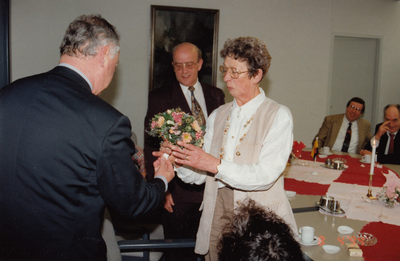 242623 Jan Ras: Burgemeester P. Mangelmans overhandigt een bloemetje aan mevrouw Ras, 08/04/1994