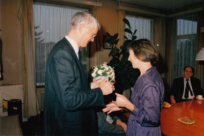 242624 W. Ranzijn: Burgemeester J. de Widt overhandigt een bloemetje aan mevrouw Ranzijn , 12/1988