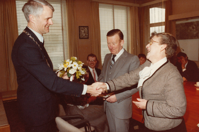 242625 N. Renders: Burgemeester J. de Widt feliciteert de heer en mevrouw de Renders , 19/03/1985