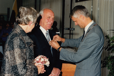 242627 De heer Th. Reijers ontvangt een Koninklijke onderscheiding uitgereikt door Burgemeester J. de Widt, 01/10/1986