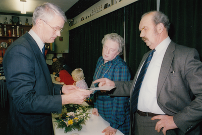 242643 J. Smetsers. Burgemeester J. de Widt overhandigt een envoloppe aan de heer Smetsers, 1980 - 1983