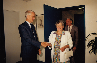 242654 Burgemeester J. de Widt ontvangt de heerJan Versantvoort en echtgenote, 31/08/1989