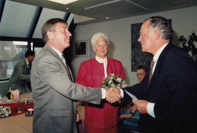 242657 Burgemeester P. Mangelmans feliciteert de heer Veraart, 30/09/1991