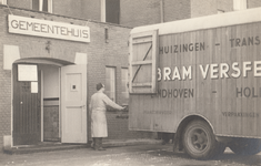 242670 De verhuiswagen bij het jeugdcentrum, 1962