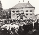 242677 Harmonie De Eendracht brengt een serenade voor het gemeentehuis, 09-1944