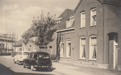 242682 Schoolstraat, met geheel links de bouw van het nieuwe gemeentehuis, 1960