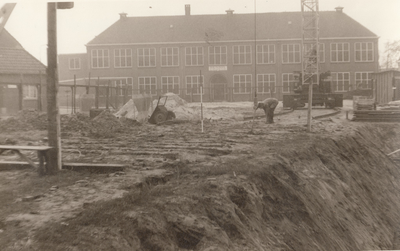 242688 Bernardusschool met op de voorgrond de voorbereidingen voor de bouw van het nieuwe gemeentehuis, 1960
