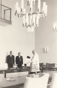 242720 Het inzegening van het nieuwe gemeentehuis door Pastoor A. Swagemakers, 1962