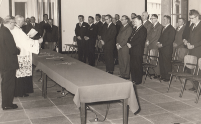 242721 Het zegenien van de kruisen die in het nieuwe gemeentehuis werden opgehangen door Pastoor A. Swagemakers, 1962