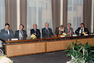 242755 Burgemeester en wethouders met commissaris van de koningin mr. F.J.M Houben , 11/1989