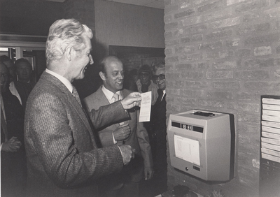 242783 Burgemeester J. de Leeuw verricht de officiële opening van het gebouw van gemeentelijke sociale dienst, 06/05/1980