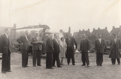 242806 De Ambassadrice van Oost Pakinstan Mevr. Ra'ana Liaquat Ali Kahn brengt een bezoek aan de gemeentewerf, 21/06/1957