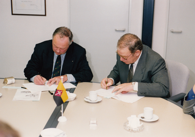 242818 Burgemeester Mangelmans en dhr. Faber ondertekenen het contract voor het ophalen van huisvuil, 1993