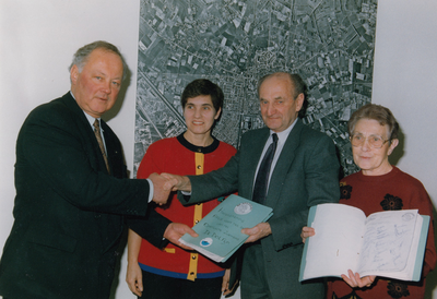 242822 Het overhandigen van handtekeningen door R. van de Meijden aan Burgemeester P. Mangelmans , 17/02/1992