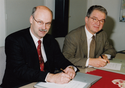 242827 Het ondertekenen van het convenant Piket regeling Brandweerkorpsen Best - Oirschot, 20/12/2001