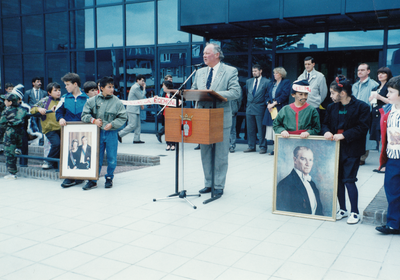 242828 Het houden van een toespraak door burgemeester P. Mangelmans ter gelegenheid van het Internationale Kinderfeest, ...