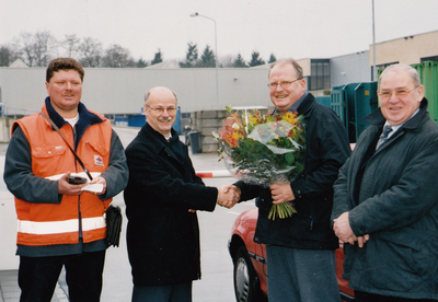 242831 Het officieel openen van de milieustraat door wethouder P. Gondrie, 05/01/2004