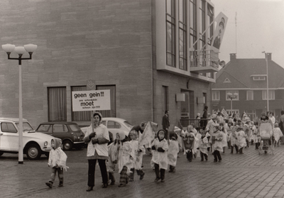 242836 Demonstratie door kleuters van kleuterschool Speelheide , 1974