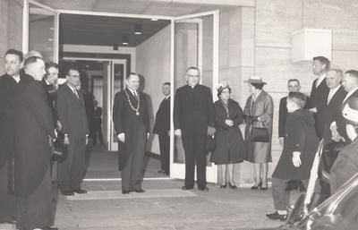 242855 Pastoor en deken J. Maas brengt een bezoek aan het Gemeentehuis, 07/04/1963