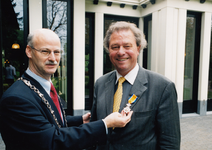 242914 De heer A. Goevaers ontvangt een Koninklijke onderscheiding uitgereikt door Loco-burgemeester Paul Gondrie, 29/04/2002