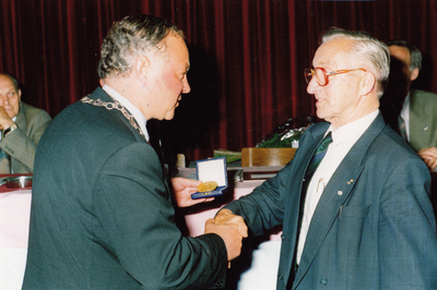 242993 H.O. Scheepens ontvangt Gemeentelijke Erepenning in goud van burgemeester P. Mangelmans, 05/09/1991